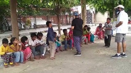 स्टूडेंट्स कर रहे जरूरतमंदों की मदद