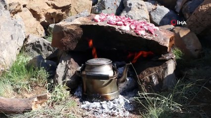 Etleri daha lezzetli olması için taş üzerinde pişiriyorlar