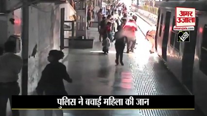 A Woman Jumped in Front of Train, पुलिस ने ऐसे बचाई जान | Dadar Railway Station