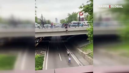 Köprüden atladı, çevredekiler son anda yakaladı