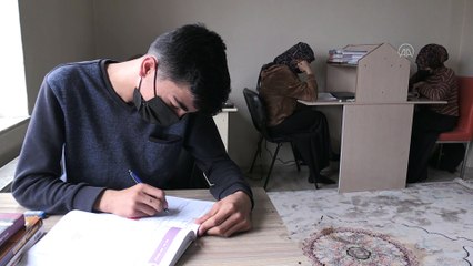 HAKKARİ - Çocukları için evlerinin misafir odasını sınıfa çevirdiler