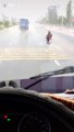 Trời mưa tài xế xe tải cố tình đi vào chỗ trũng tạt nước lên xe máy