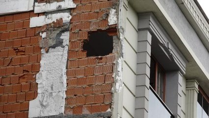 SULTANGAZİ'DE YIKIM SIRASINDA İKİ BİNA ZARAR GÖRDÜ