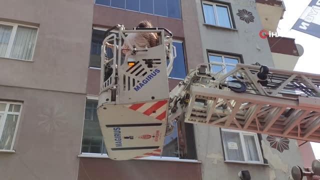 Son Dakika | 6 katlı binanın bodrum katında yangın çıktı, ailesini kurtarmak için binaya girmeye çalışan gence itfaiye ekipleri engel oldu