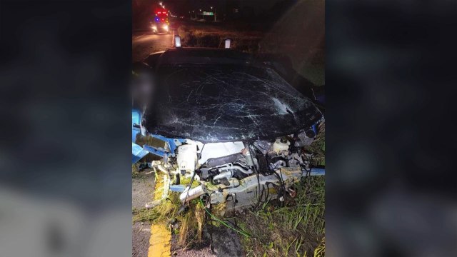 고급 스포츠카, 도로 난간 들이받아...1명 사망·1명 부상 / YTN