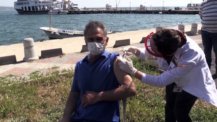 BALIKESİR - Feribot ve teknelerle ada sakinlerine ulaşan mobil ekipler sırası gelenlere Kovid-19 aşısı uyguluyor