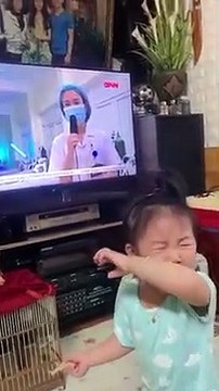 Mẹ không được về vì dịch, con thấy mẹ trên tivi khóc nức nở vì nhớ