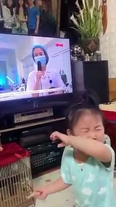 Mẹ không được về vì dịch, con thấy mẹ trên tivi khóc nức nở vì nhớ