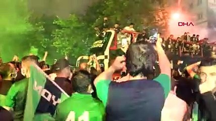 Kocaelisporlu futbolcu, şampiyonluk kutlamasında otobüsten düştü!