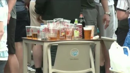 La mayoría de los aficionados ingleses no utilizan mascarillas ni respetan la distancia social en las Fanzone