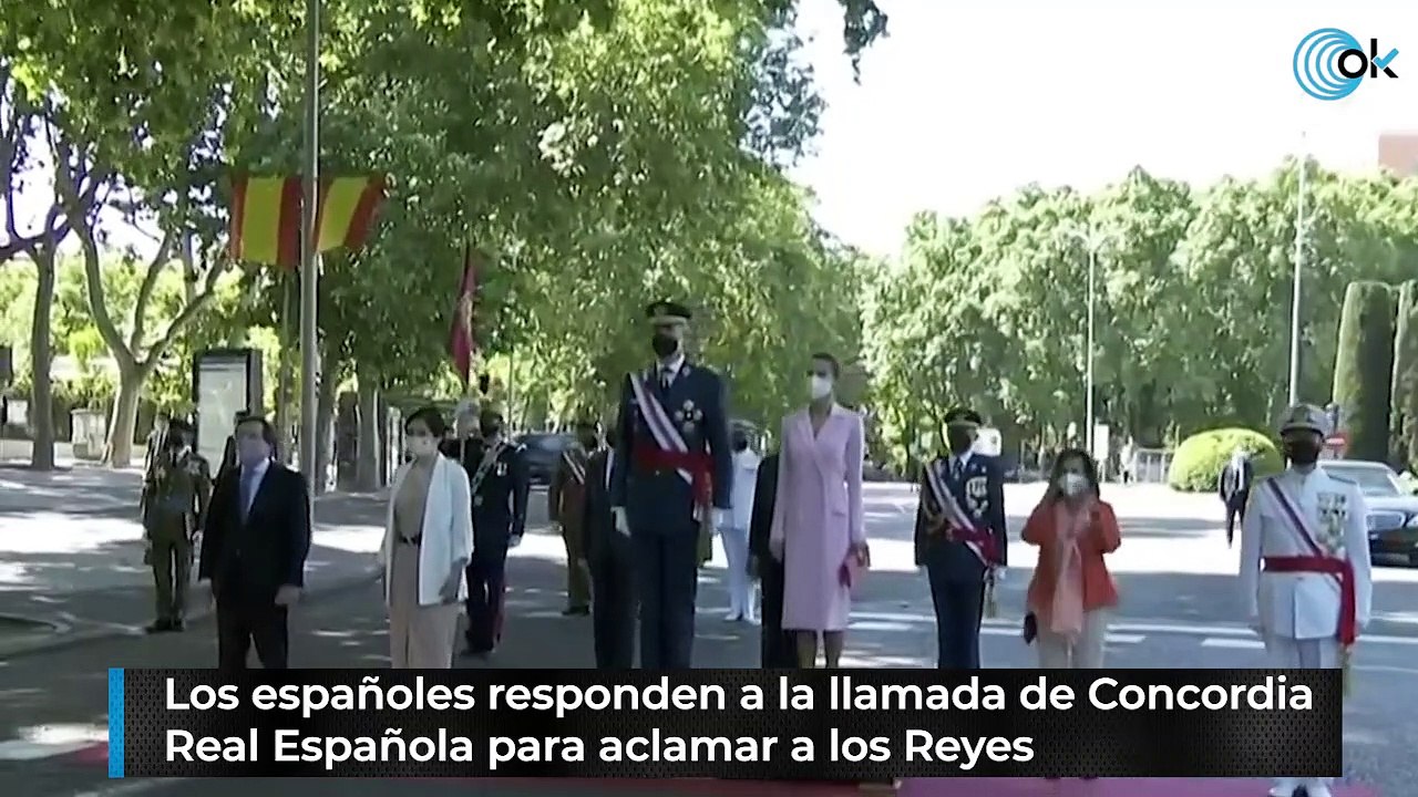 Los españoles responden a la llamada de Concordia Real Española para aclamar a los Reyes