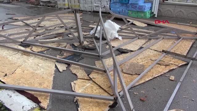 TOKAT'TA RÜZGAR AĞAÇLARI DEVİRDİ, ÇATILARI UÇURDU