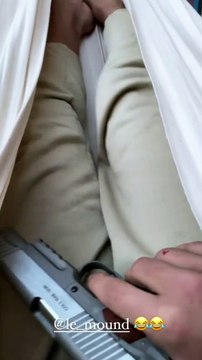 Rayane Bensetti pose avec un revolver sur Instagram.