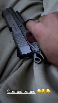 Rayane Bensetti pose avec un revolver sur Instagram.