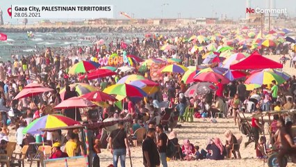 شاهد: غزة وبحرها.. مئات الفلسطينيين يسرقون لحظات من الفرح بعد جحيم القصف والدمار