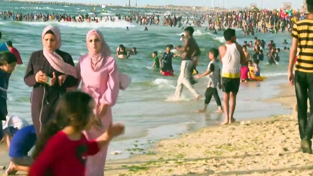 شواطئ غزة تكتظ بالفلسطينيين بعد أسبوع على وقف إطلاق النار