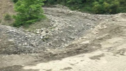 Sağanak nedeniyle düşen kaya parçalarının kapattığı yol ulaşıma açıldı