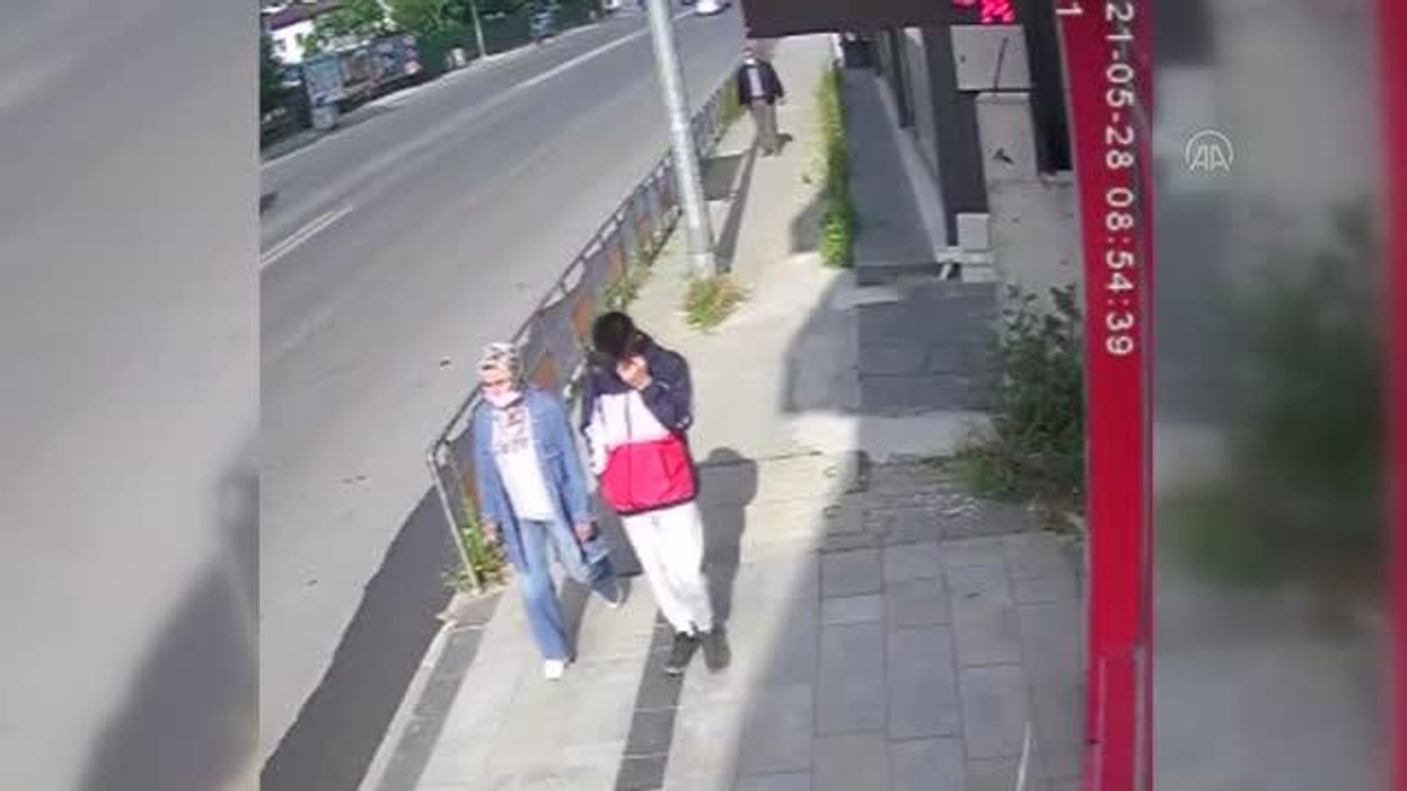 Kaldırımda yürüyenler, kaza yapan aracın altında kalmaktan son anda kurtuldu