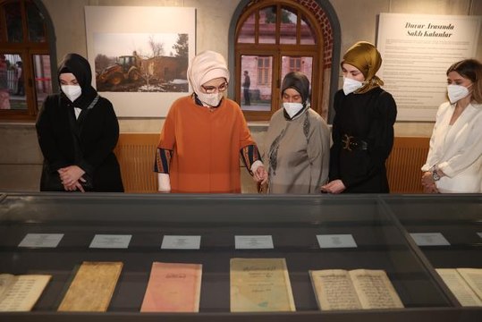 Emine Erdoğan, Kitaplar ve Kağıtlar Sergisi nin açılışını gerçekleştirdi