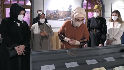 İSTANBUL - Emine Erdoğan, 'Kitaplar ve Kağıtlar Sergisi'ni gezdi