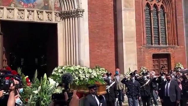 Carla Fracci, feretro lascia chiesa San Marco tra applausi