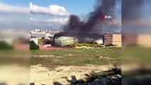 Arnavutköy Ömerli Mahallesi'nde bir iş yerinde henüz belirlenemeyen bir nedenle yangın çıktı. Yangın sonucu ortaya çıkan duman bir vatandaşın cep telefonu kamerası ile kaydedildi.