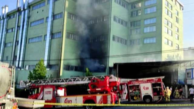 İSTANBUL - Arnavutköy'de bir fabrikada çıkan yangına itfaiye ekipleri müdahale ediyor