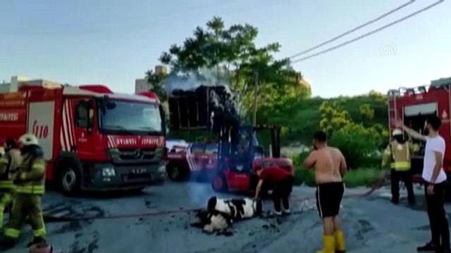 İSTANBUL - Arnavutköy'de bir fabrikada çıkan yangına itfaiye ekipleri müdahale ediyor (2)