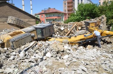 Yüksekova'da devrilen iş makinesinden operatör yara almadan kurtuldu