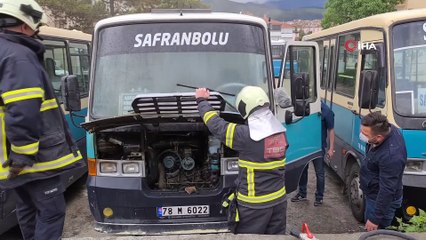 Park halindeki minibüsü alev topuna dönmekten polisler önledi