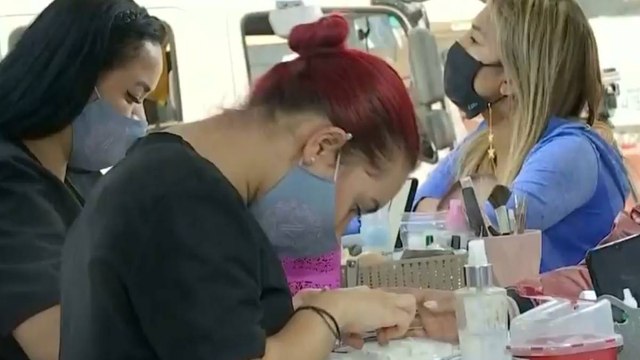 Un spa de uñas ayuda a madres cabeza de hogar para salir adelante en Envigado