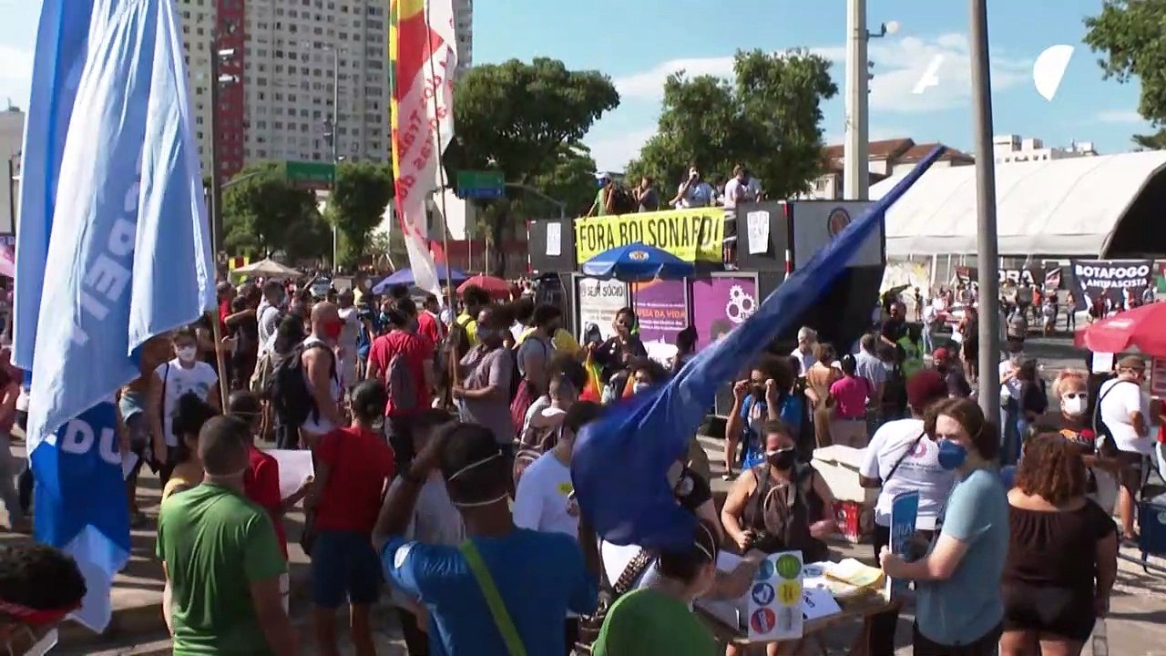 Milhares protestam nas ruas contra Bolsonaro