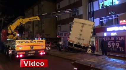 Kontrolden çıktı, apartman girişine uçtu