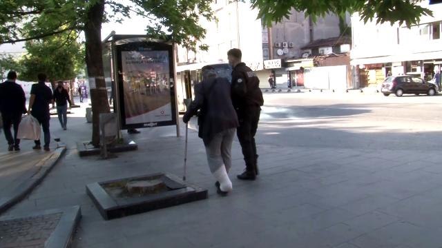 Yürümekte zorlanan yaşlı adama bekçiler yardımcı oldu