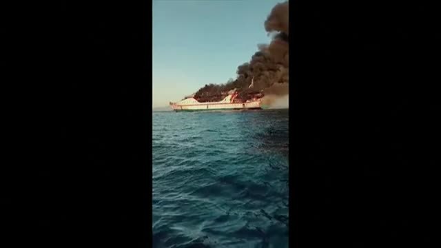 El incendio de un ferry en aguas de Indonesia obliga a rescatar a todo su pasaje