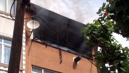 Fatih’te çıkan yangında bir ev küle döndü