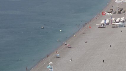 Tam kapanmanın son gününde Antalya sahillerinde turist yoğunluğu