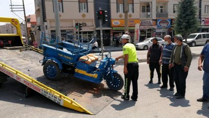 Otomobil ile üç tekerlekli motosikletin kaza anı kamerada
