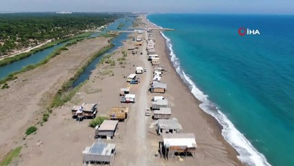 Antalya'da turistleri kıskandıran kısıtlama... Günlerini denize sıfır çardaklarda geçiriyorlar