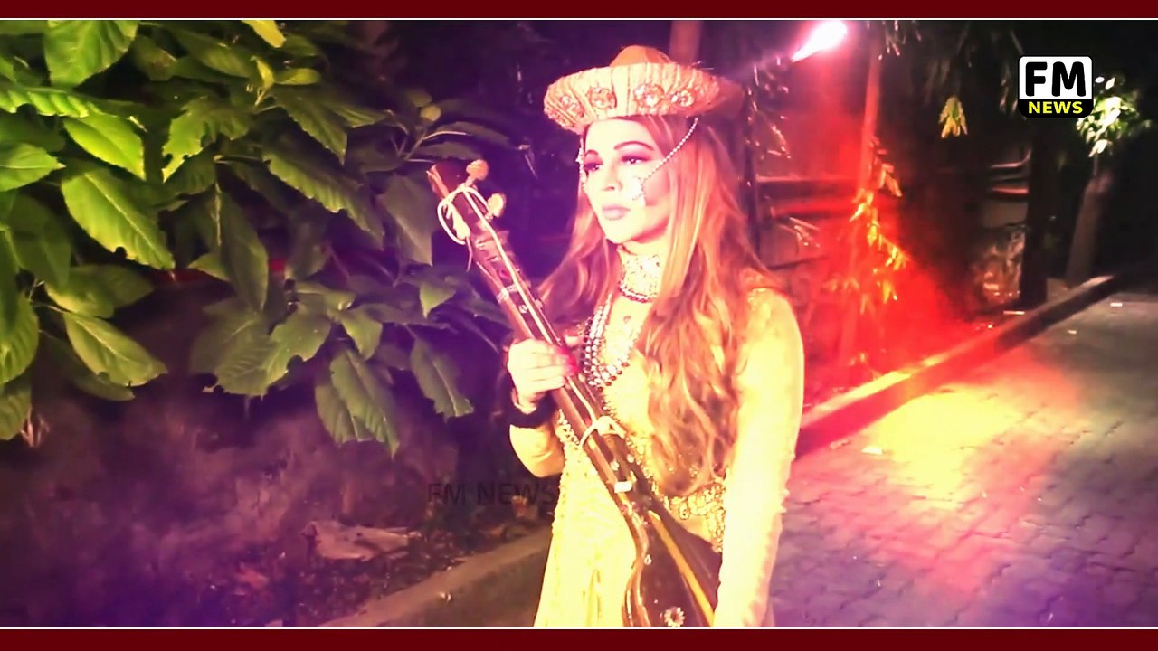 Rakhi Sawant मस्तानी बन मुंबई की सडको पर निकला पड़ी बाजीराव को ढूंढने