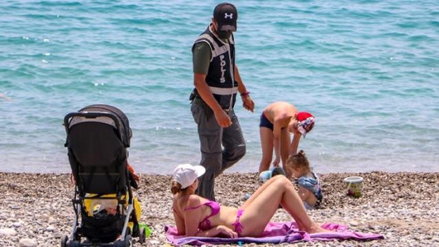 Sokağa çıkma kısıtlamasında sahiller turistlere kaldı! Polisler tek tek pasaport kontrolü yaptı