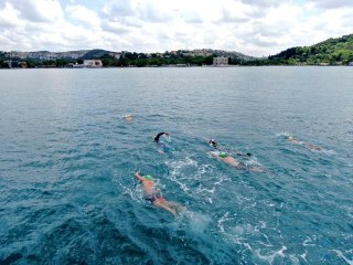 Kısıtlamada İstanbul Boğazı'nı yüzerek geçtiler