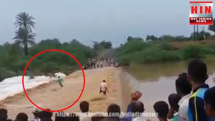 गुजरात में स्टंट करता युवक बहा | Man tried to cross overflowing river in Gujarat , drowned