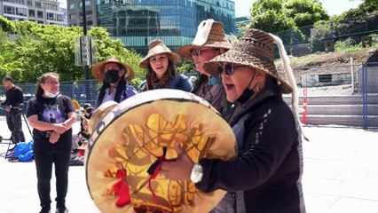 Hallan los restos de más de 200 niños indígenas en una fosa común de un antiguo internado canadiense