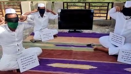 56 इंच टीवी के सामने आंख पर पट्टी व कान में अंगुली डाल किया पीएम मोदी का विरोध