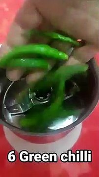 1 मिनट में बनाएं हरी धनिया की नए तरीके की चटनी #Shorts #Green Chutney Recipe #Spicy Coriander chutney #Chutney by Safina Kitchen