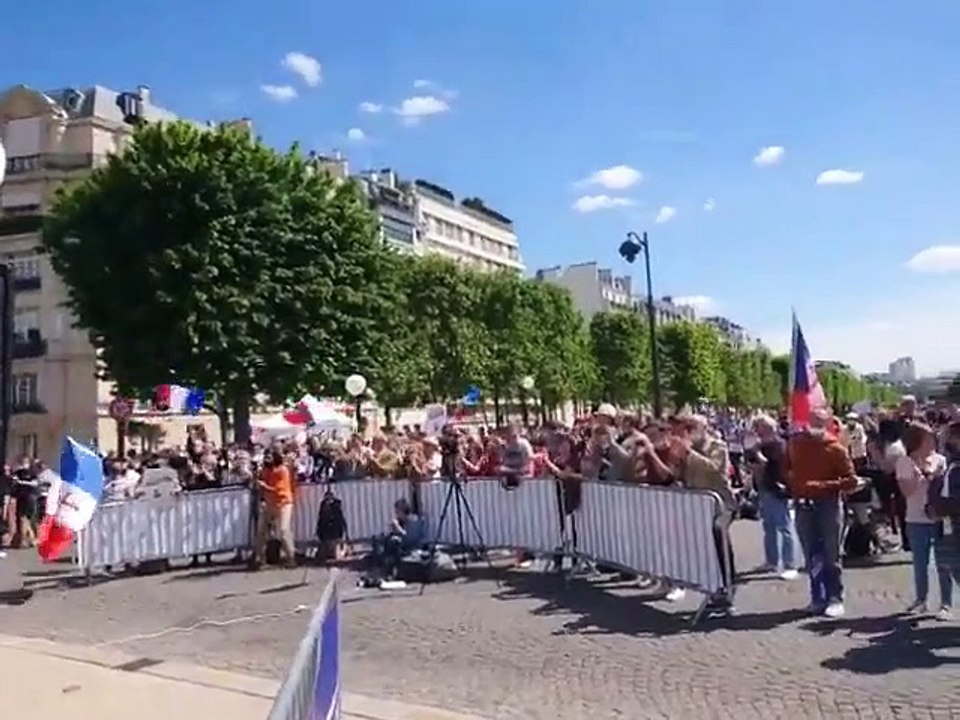 "Ce n'est pas le drapeau des Français, ce n'est pas le drapeau de notre liberté", Guillaume Bigot fustige l'UE