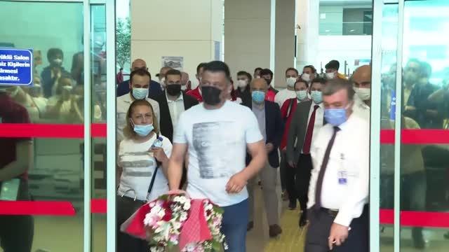 Dünya şampiyonu milli cimnastikçi Ayşe Begüm Onbaşı yurda döndü