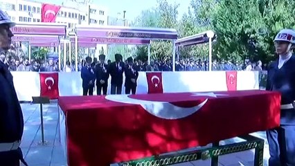 Şehidin naaşı başında nöbet tutan asker ağladı