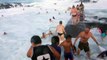 Ces touristes dans une piscine naturelle se prennent une vague géante - Kiama (australie)